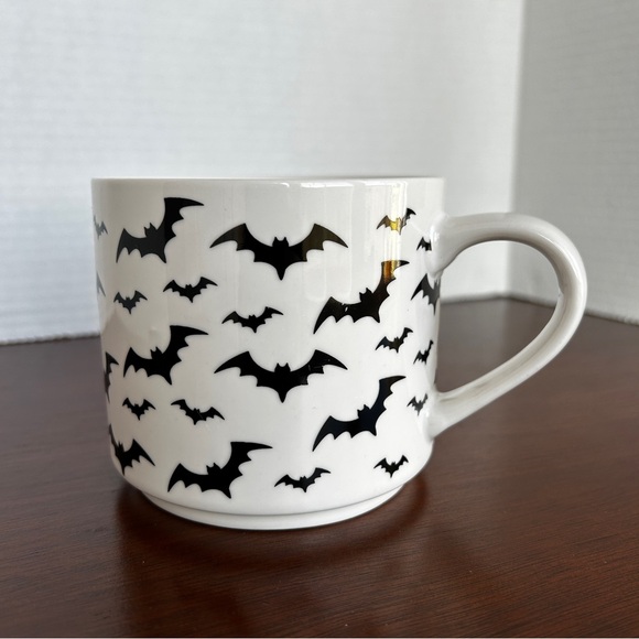 Mug Shotz Two Large Mugs One with Ghosts and One with Bats Halloween - Picture 7 of 8
